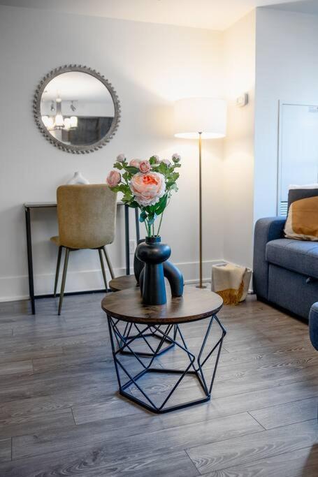 Chic 1-Br Condo; Parking Included; Downtown Core 토론토 외부 사진