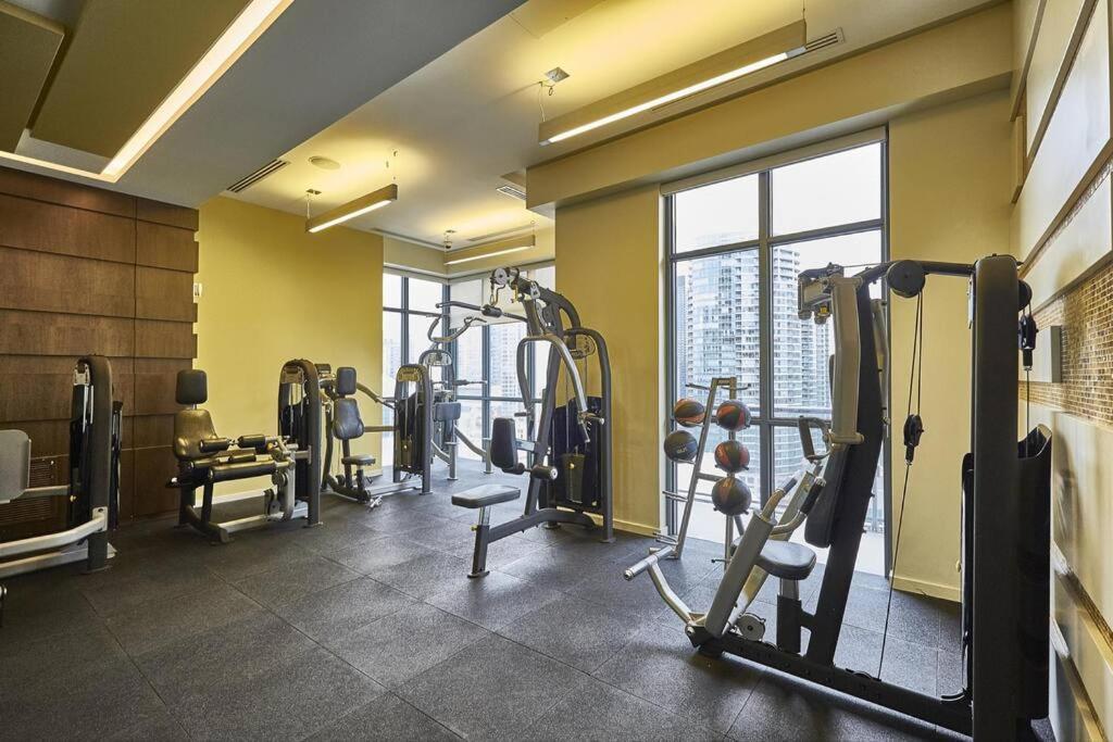 Chic 1-Br Condo; Parking Included; Downtown Core 토론토 외부 사진