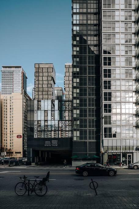 Chic 1-Br Condo; Parking Included; Downtown Core 토론토 외부 사진
