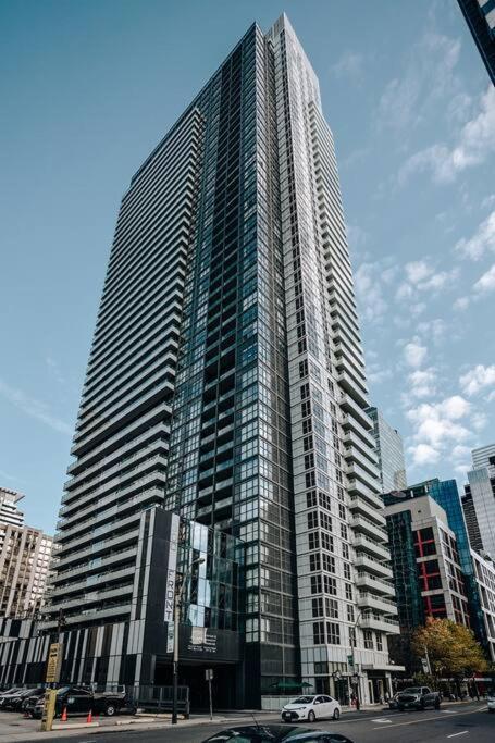 Chic 1-Br Condo; Parking Included; Downtown Core 토론토 외부 사진