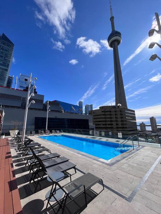 Chic 1-Br Condo; Parking Included; Downtown Core 토론토 외부 사진