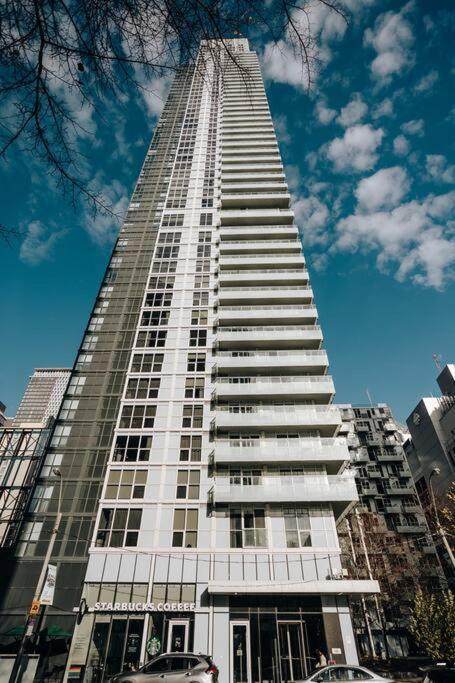 Chic 1-Br Condo; Parking Included; Downtown Core 토론토 외부 사진