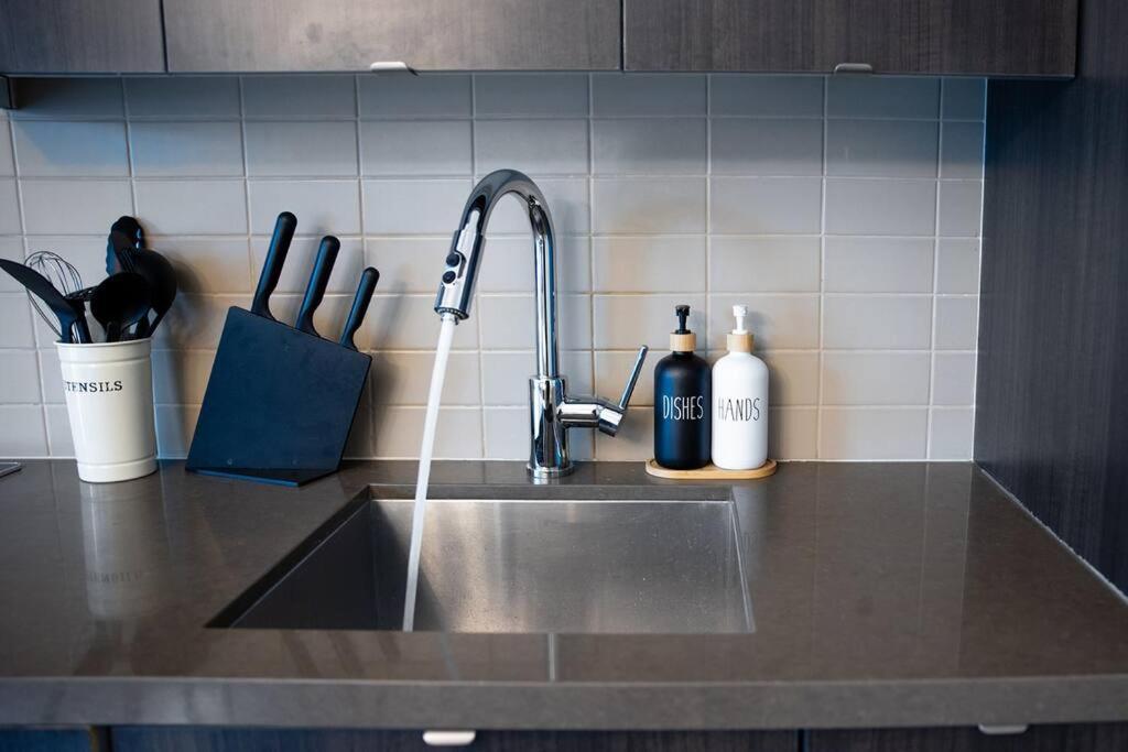 Chic 1-Br Condo; Parking Included; Downtown Core 토론토 외부 사진