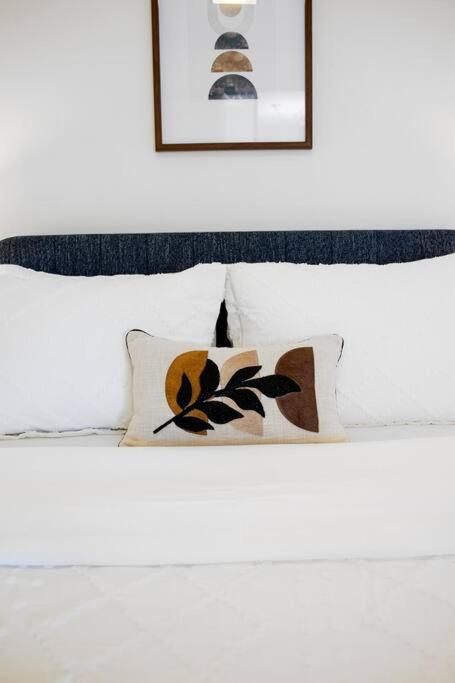 Chic 1-Br Condo; Parking Included; Downtown Core 토론토 외부 사진