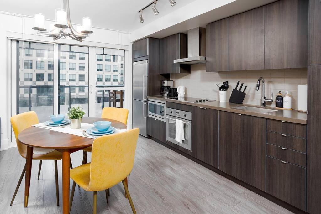 Chic 1-Br Condo; Parking Included; Downtown Core 토론토 외부 사진