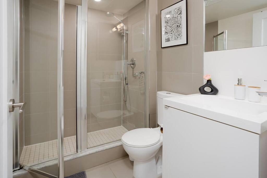Chic 1-Br Condo; Parking Included; Downtown Core 토론토 외부 사진