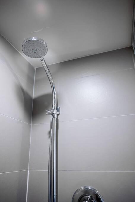 Chic 1-Br Condo; Parking Included; Downtown Core 토론토 외부 사진