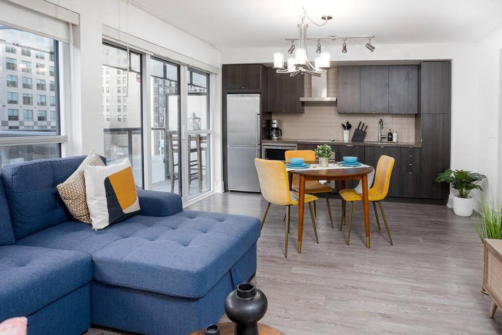 Chic 1-Br Condo; Parking Included; Downtown Core 토론토 외부 사진