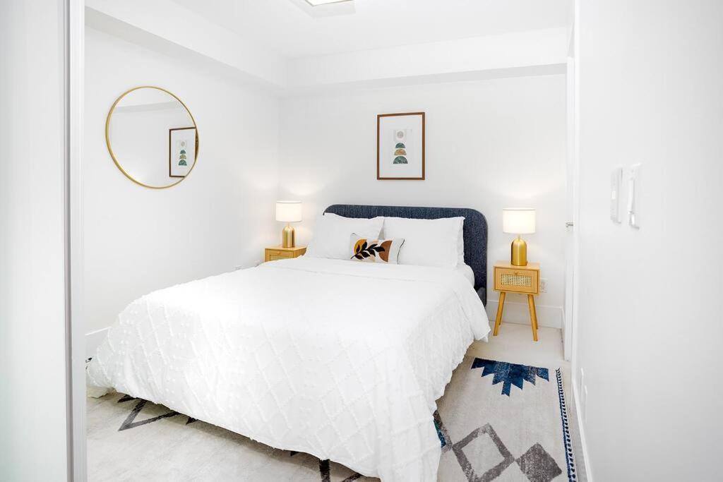 Chic 1-Br Condo; Parking Included; Downtown Core 토론토 외부 사진