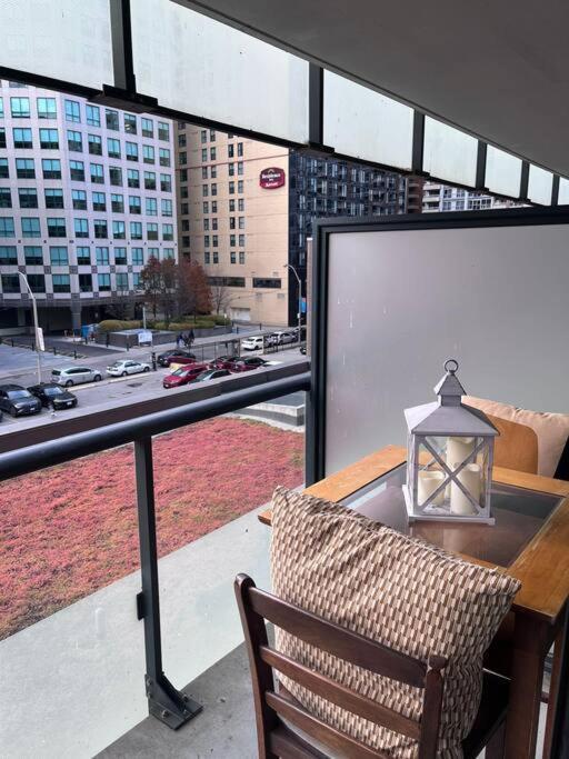 Chic 1-Br Condo; Parking Included; Downtown Core 토론토 외부 사진