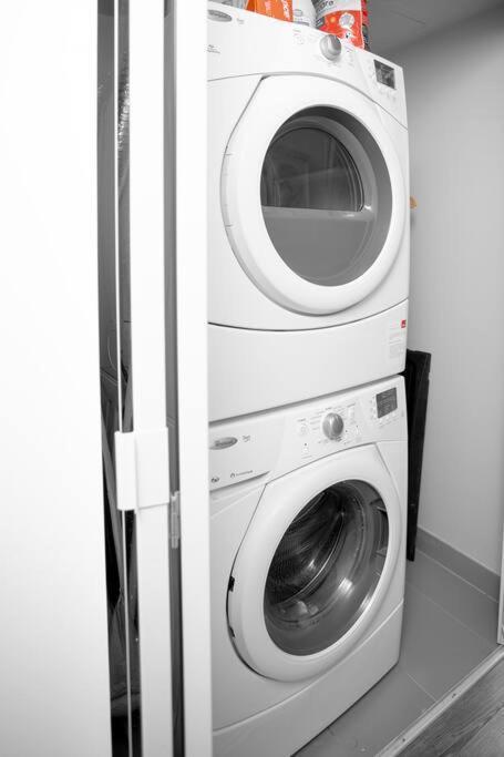 Chic 1-Br Condo; Parking Included; Downtown Core 토론토 외부 사진
