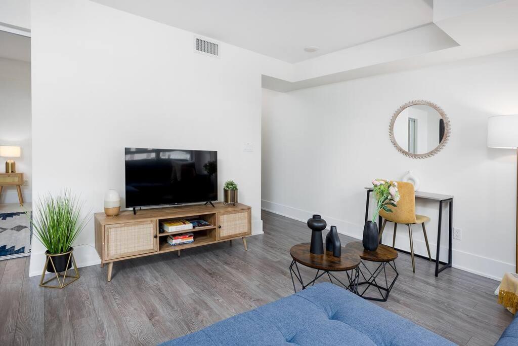 Chic 1-Br Condo; Parking Included; Downtown Core 토론토 외부 사진