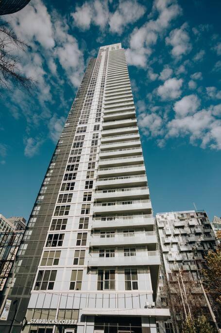 Chic 1-Br Condo; Parking Included; Downtown Core 토론토 외부 사진