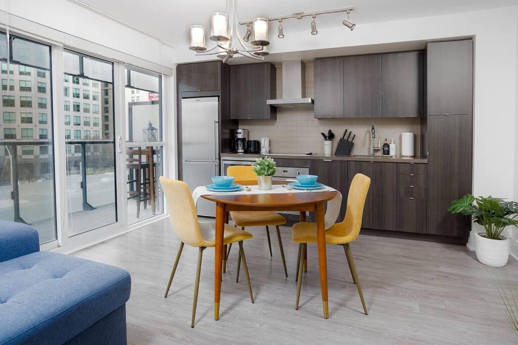 Chic 1-Br Condo; Parking Included; Downtown Core 토론토 외부 사진