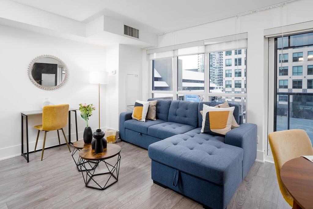 Chic 1-Br Condo; Parking Included; Downtown Core 토론토 외부 사진