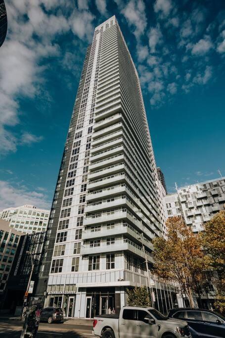 Chic 1-Br Condo; Parking Included; Downtown Core 토론토 외부 사진