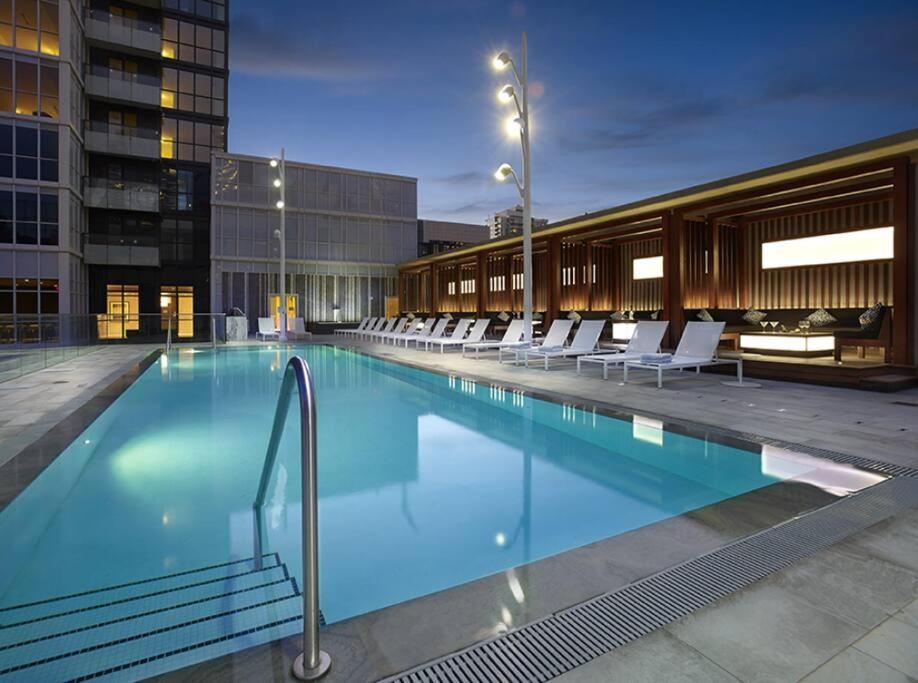 Chic 1-Br Condo; Parking Included; Downtown Core 토론토 외부 사진