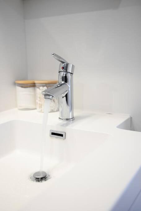 Chic 1-Br Condo; Parking Included; Downtown Core 토론토 외부 사진