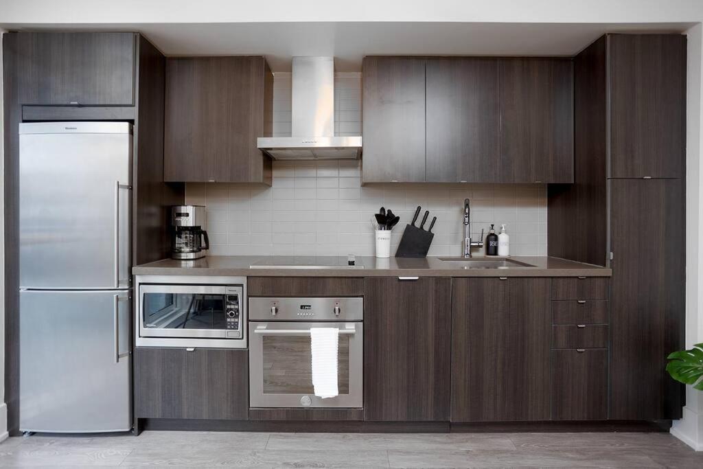 Chic 1-Br Condo; Parking Included; Downtown Core 토론토 외부 사진