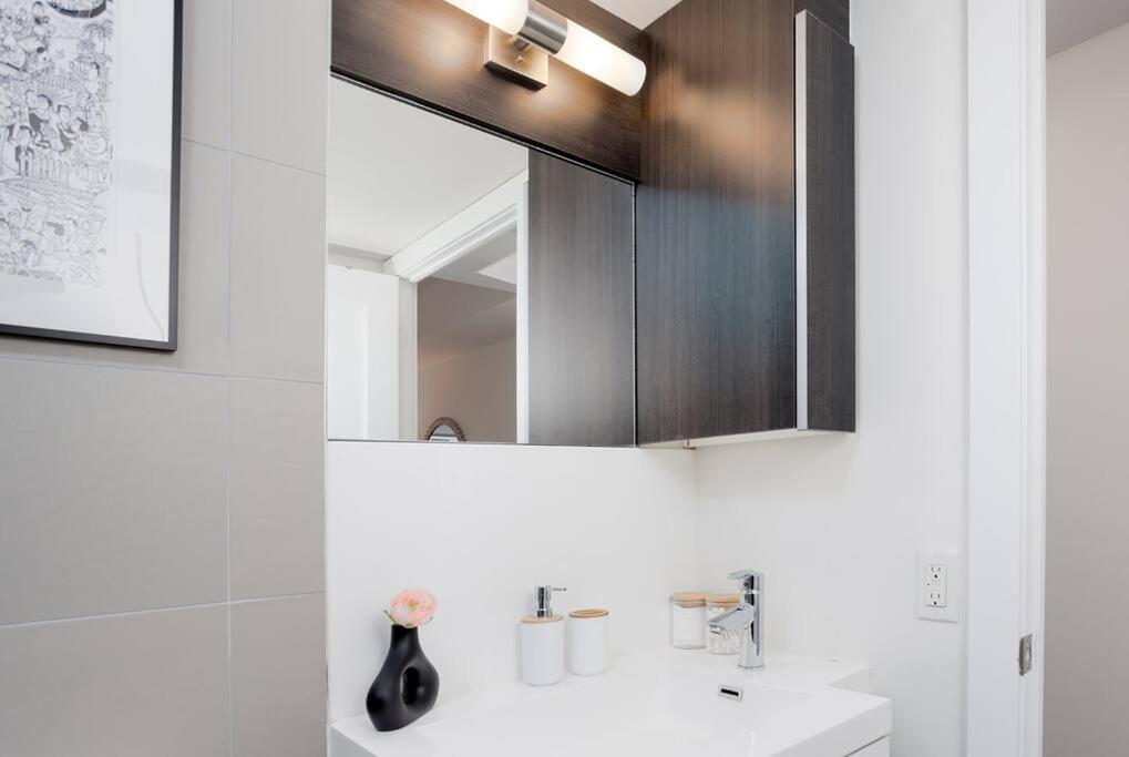 Chic 1-Br Condo; Parking Included; Downtown Core 토론토 외부 사진