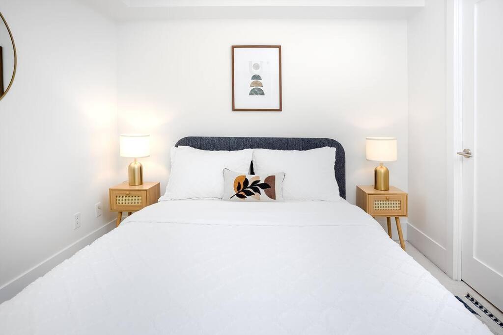 Chic 1-Br Condo; Parking Included; Downtown Core 토론토 외부 사진