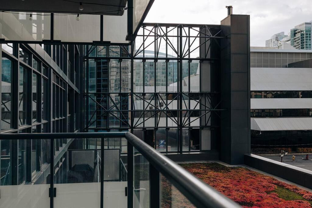 Chic 1-Br Condo; Parking Included; Downtown Core 토론토 외부 사진