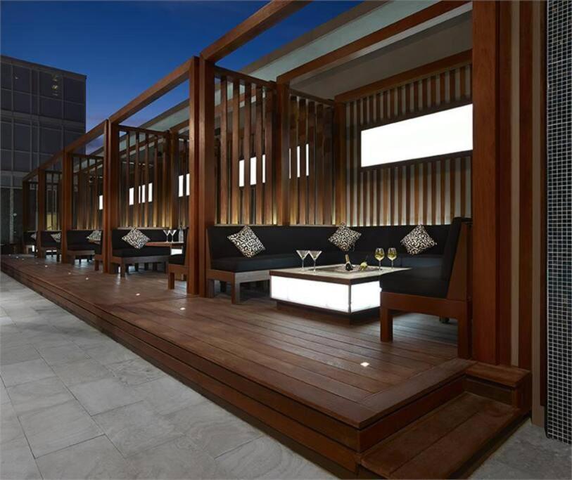 Chic 1-Br Condo; Parking Included; Downtown Core 토론토 외부 사진