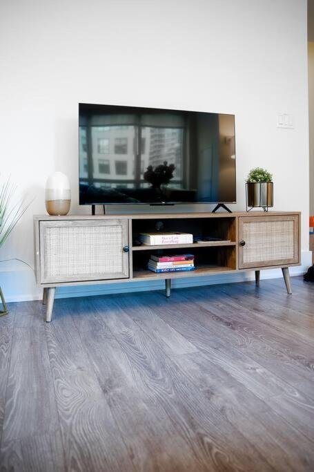 Chic 1-Br Condo; Parking Included; Downtown Core 토론토 외부 사진