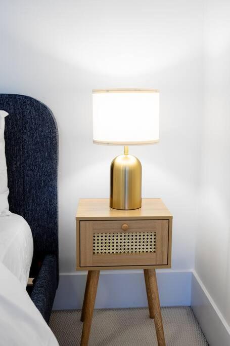 Chic 1-Br Condo; Parking Included; Downtown Core 토론토 외부 사진