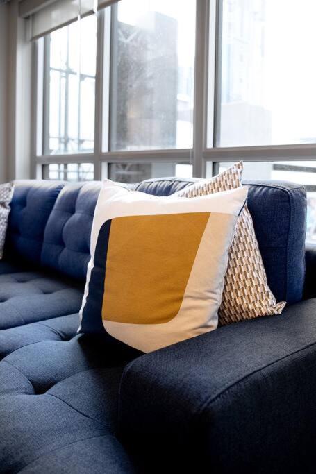 Chic 1-Br Condo; Parking Included; Downtown Core 토론토 외부 사진