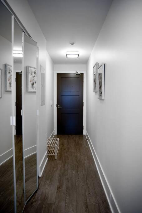 Chic 1-Br Condo; Parking Included; Downtown Core 토론토 외부 사진