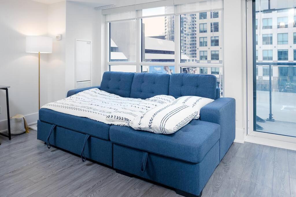 Chic 1-Br Condo; Parking Included; Downtown Core 토론토 외부 사진